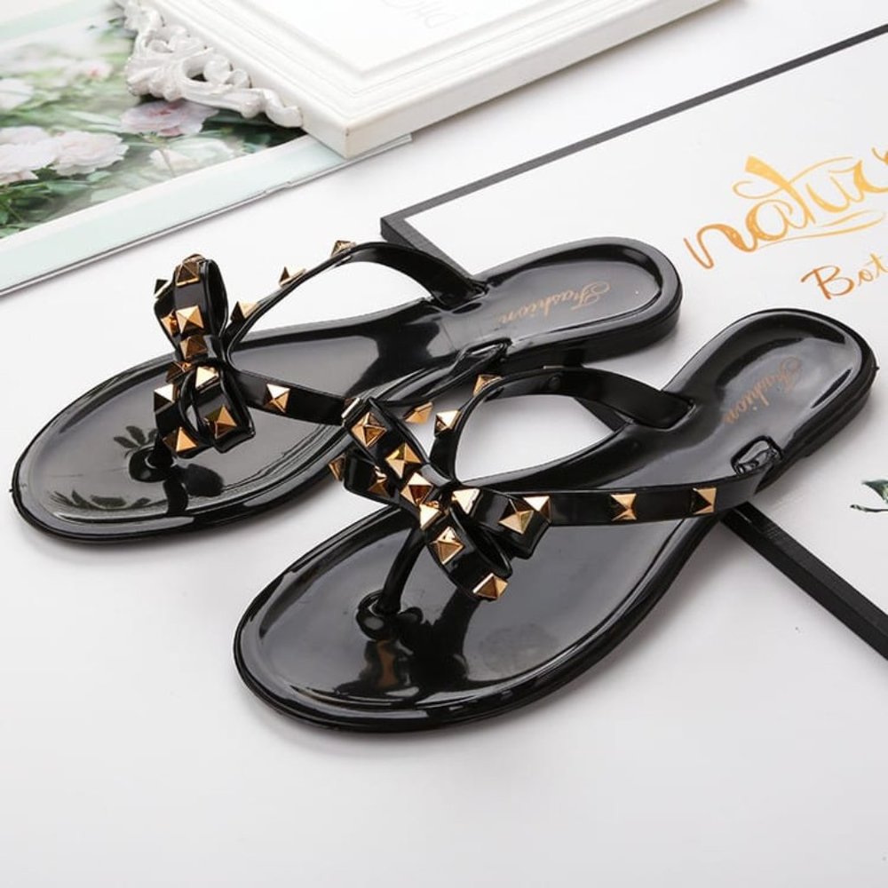 “Simple outfit… statement sandals 🖤🔥”